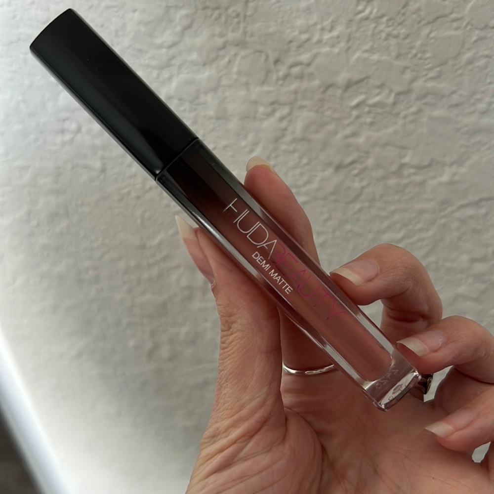 Huda Beauty Demi Matte lipstick - Feminist